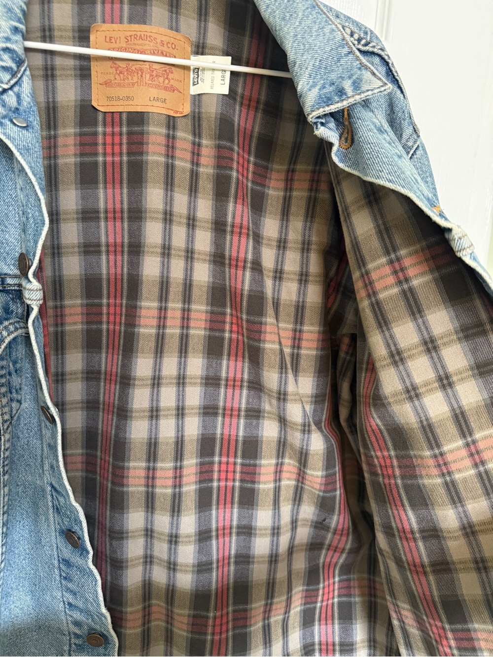 Levi's Light Wash Relaxed Trucker Denim Jacket with Plaid Lining - Picture 3 of 4